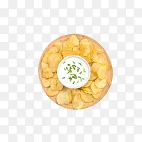 碟子里的薯片和一碗牛奶实物