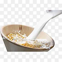 玻璃杯中的牛奶倒进黄豆中