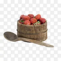 木汤勺和装满红色草莓的木桶