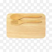 木质砧板上的叉子和木汤勺实物