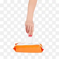 用手去拿橙色塑料包装的湿纸巾
