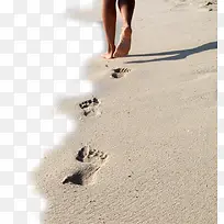 行走沙滩脚印