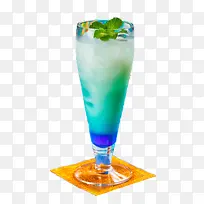 玻璃杯装蓝柑鸡尾酒