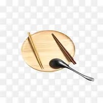 棕色木质纹理放着黑色勺子和筷子