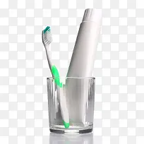 透明玻璃杯里的牙刷和牙膏管实物