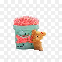 石膏彩绘抱着一袋子玫瑰花的小熊