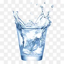 透明清澈的一杯水