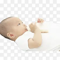 白衣小宝宝在喝牛奶