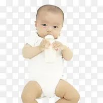 可爱小宝宝抱着奶瓶喝奶