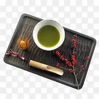 方形托盘里的日本抹茶及器具