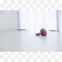 白色地板上的玫瑰花束海报背景