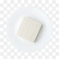 白色圆盘中的嫩豆腐