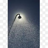 正在喷水的花洒