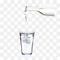 透明解渴倒到玻璃杯里起水泡的一