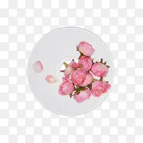 白瓷碟子里的玫瑰花