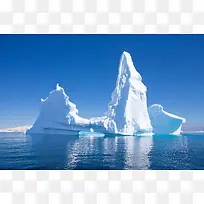 海洋上漂浮的冰山摄影图