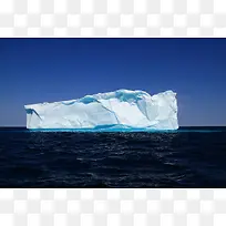 大海里漂浮的巨大冰山