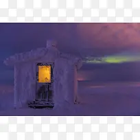 紫色梦幻雪地里的房屋