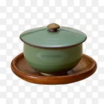 木盘里一个绿色的茶碗