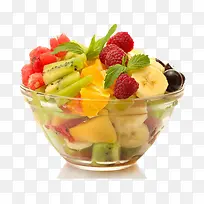 一个玻璃碗里装满了做沙拉的水果