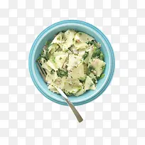 蓝色碗里的青菜粗拌面和勺子