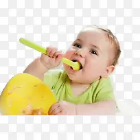 宝宝拿着勺子自己吃饭