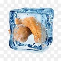 冰冻在冰块里的小鸡腿