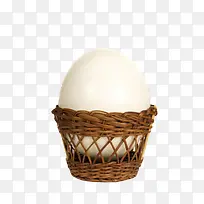 纯白色禽蛋镂空篮子里的食用彩蛋