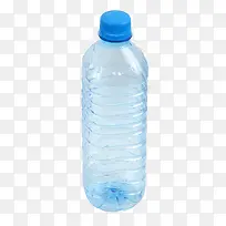 透明解渴蓝色倾斜的塑料瓶饮用水