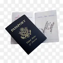 蓝色美国护照本压着翻开的护照本