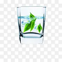 漂浮着茶叶的水杯