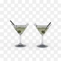两个绿色高脚杯水果酒