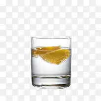 玻璃杯里的柠檬片苏打气泡水实物