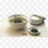 白色大米饭配青菜螺丝汤