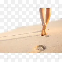 沙滩上的女子脚印图片