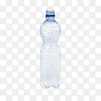 透明解渴装满冰块的塑料瓶饮用水
