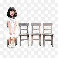 微笑坐在小椅子上的女孩