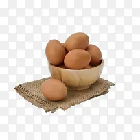 木质碗里的鸡蛋