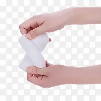 用手扭动的海绵