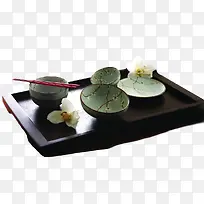 方形盘中的日式茶具