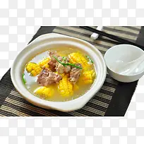 玉米排骨汤和一副碗勺子