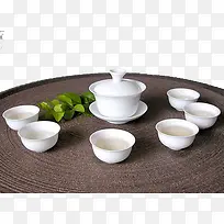 桌上的绿色茶叶和盖碗茶