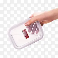 手拿透明玻璃盒