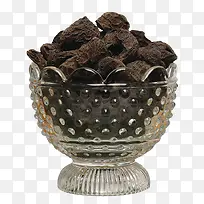 盛在玻璃杯里的乌梅干