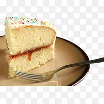碟子里的叉子和奶油糖浆蛋糕