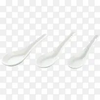 三只晶莹剔透的白色陶瓷弯勺