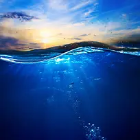 阳光下的蓝色水面