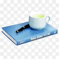 蓝色书本上的咖啡杯