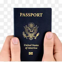 手拿着黑色封面的美国护照实物