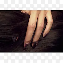 女性的手与头发